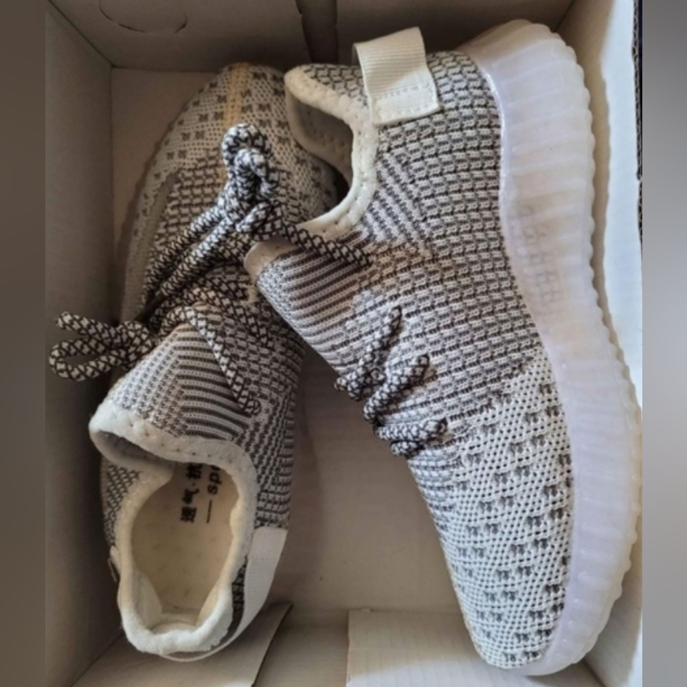 Boost Kids Casual White Breathable Sports Sneakers Size 29/11.5 - 30/12 Unisex